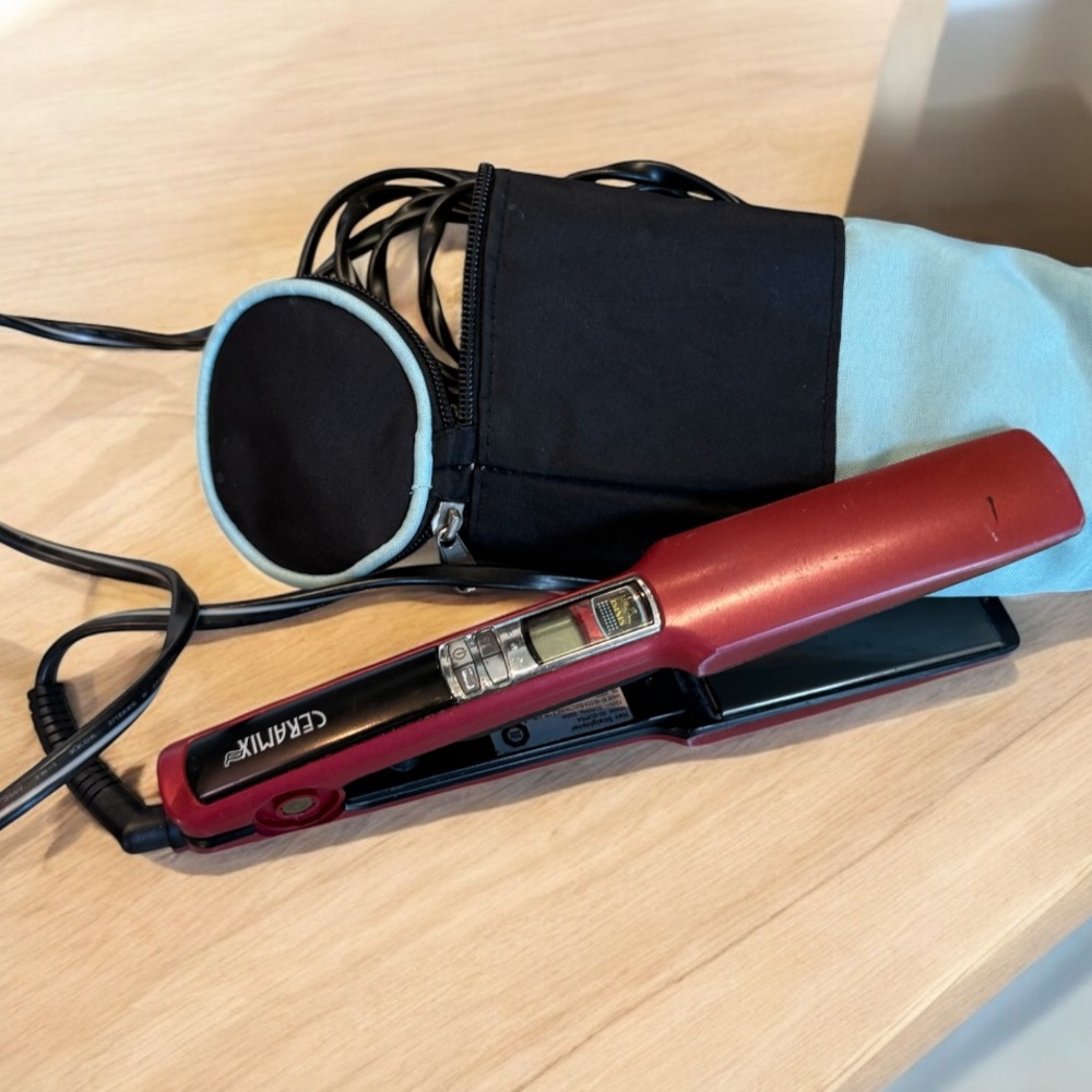 used Avanti Isinis 1” ceramic hair straightener.